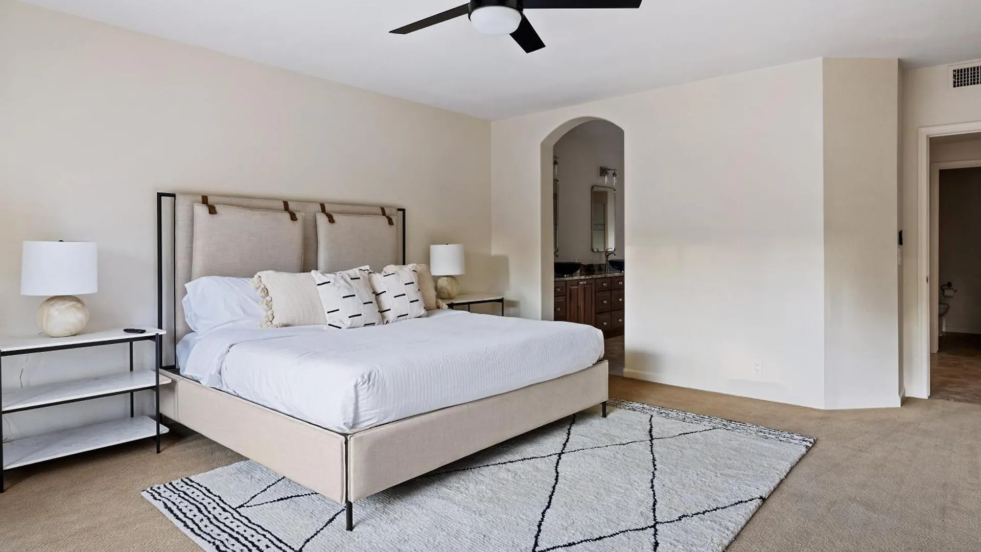 Arch Views Beautifully Designed Home With Swimming Pool Table And More Phoenix Ferienhaus